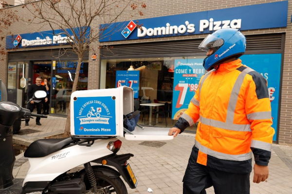 Domino's Pizza abre su primera tienda en Alhaurín de la Torre y donará 1.000 euros a la Escuela de Alhaurín del Club de futbol femenino Atlético Torcal